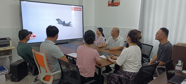 国际商务学院党支部组织观看“九三”阅兵共铸爱国情怀与使命担当